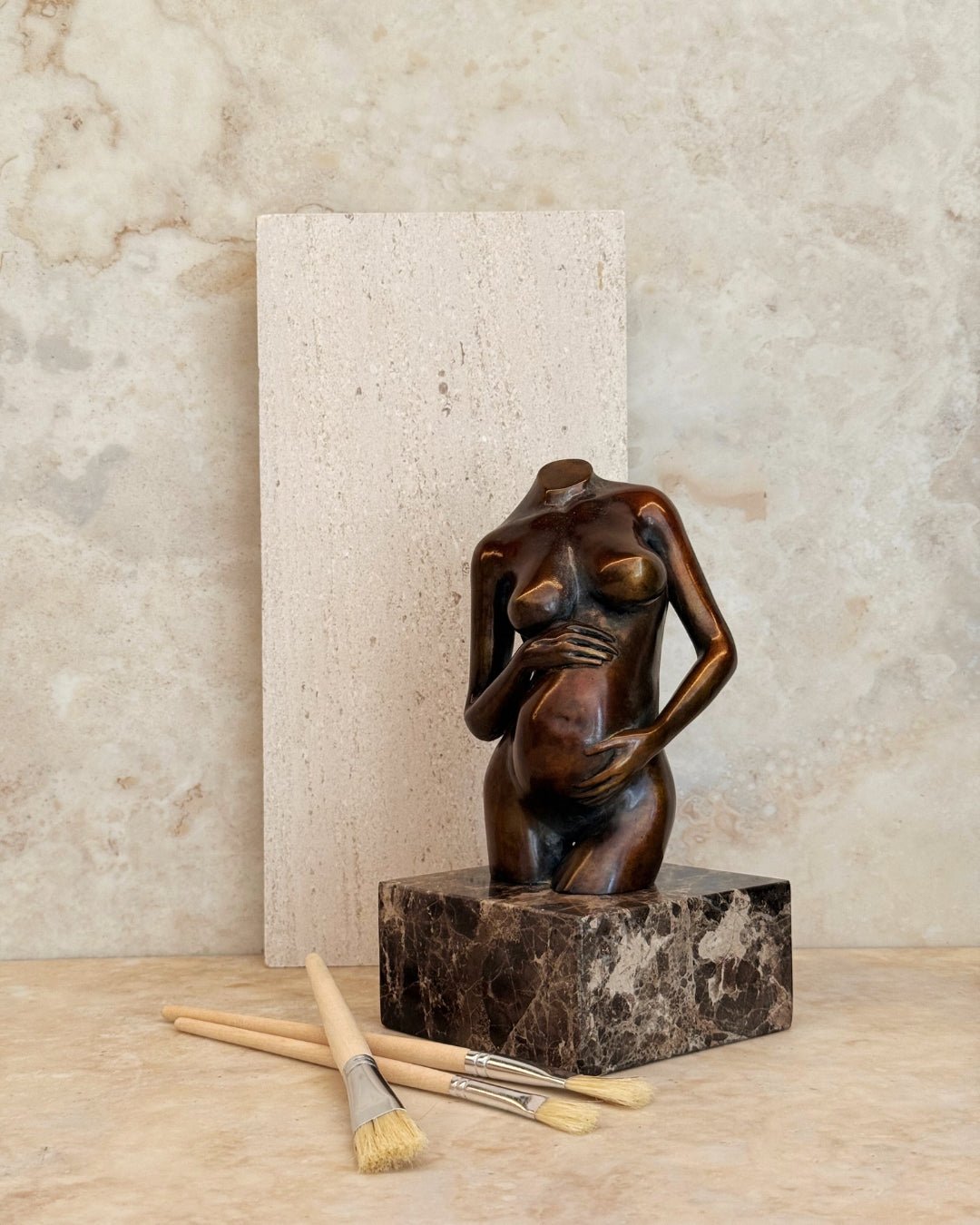 SOCLE EN MARBRE BRUN - Sculptée